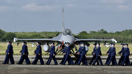 Тайваньский лидер предупреждает Пекин в новогодней речи - RT World News