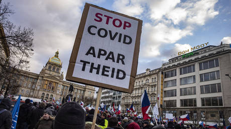 Тысячи людей протестуют против ограничений Covid в Европе — RT World News