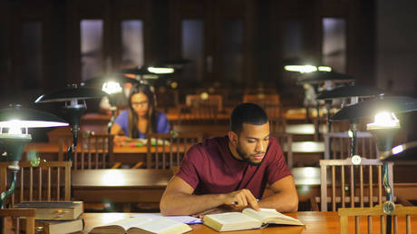 Университет считает роман «1984» «оскорбительным и расстраивающим» — RT World News