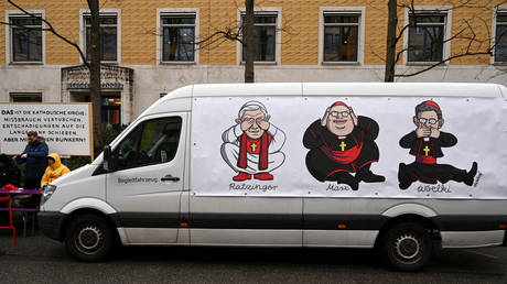 В отношении экс-папы будет проведено расследование из-за неспособности предотвратить сексуальные домогательства — RT World News