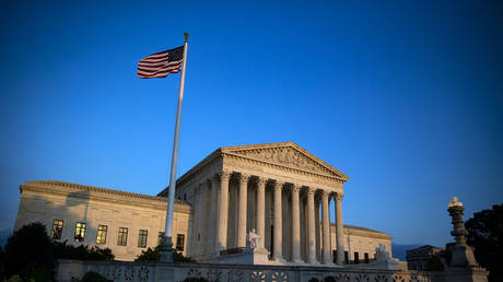 Верховный суд рассмотрит дело тренера, уволенного за молитву — RT World News