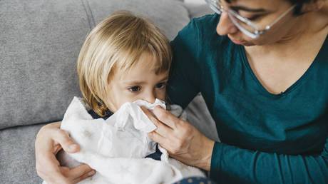 Выявлен новый симптом Омикрона у детей раннего возраста — RT World News