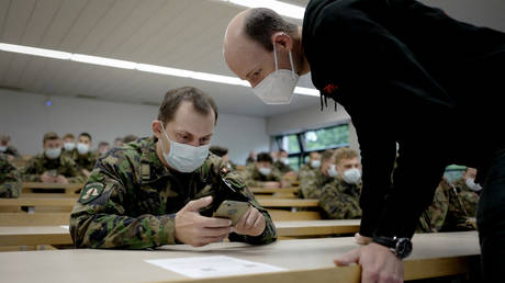 WhatsApp, Signal и Telegram запрещены швейцарской армией — RT World News