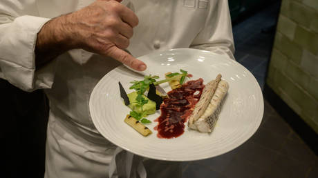 Знаменитый шеф-повар рассказывает, что нанимает команду консультантов по «культурному присвоению» — RT World News