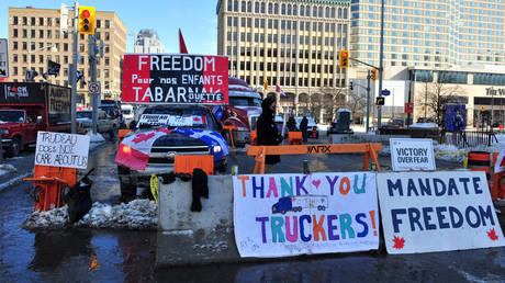 Американский сенатор сравнил Freedom Convoy с Джо Роганом — RT World News