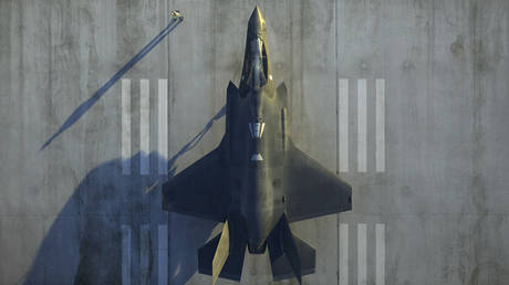 Американским морякам предъявлено обвинение в утечке видео крушения F-35 — RT World News