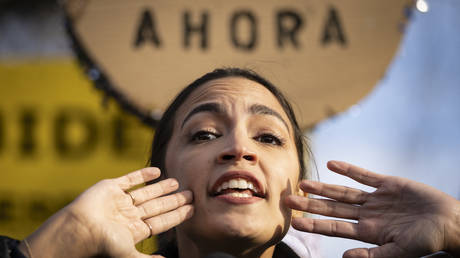 AOC обвиняет Такера Карлсона в «сексуальных домогательствах в эфире» — RT World News