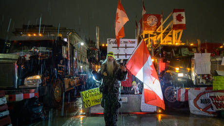 Банк заморозил пожертвования Freedom Convoy — RT World News