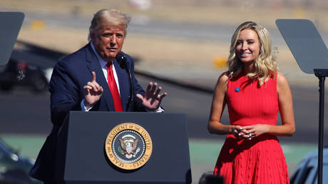 Экс-помощник Трампа передал тексты комитету 6 января — сообщает RT World News