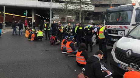 Климатические активисты прилипают к немецкому шоссе — RT World News