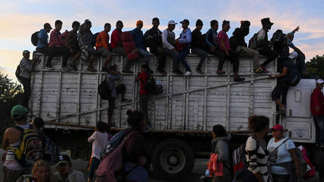 Мигранты зашивают рот — RT World News