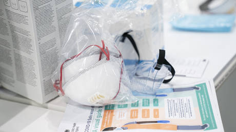 Отчет показывает, сколько денег Великобритания потеряла, покупая СИЗ из-за Covid — RT World News