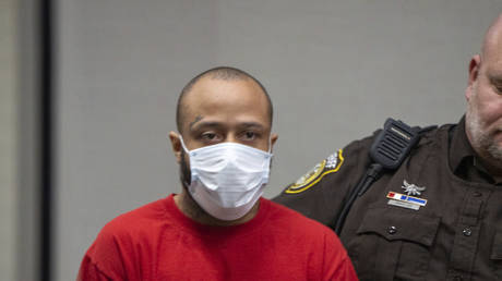 Подозреваемый в резне на рождественском параде не признает себя виновным — RT World News