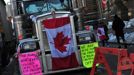Полиция изъяла оружие, арестовала 11 человек во время блокады конвоя Свободы — RT World News