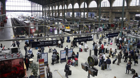 Полиция застрелила мужчину с ножом на парижском вокзале — RT World News