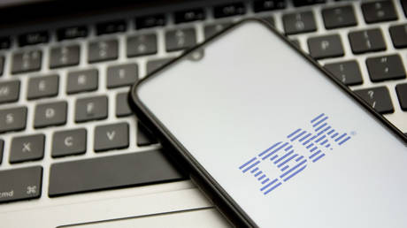 Пожилых работников IT-гиганта называют «динобаби» — RT World News