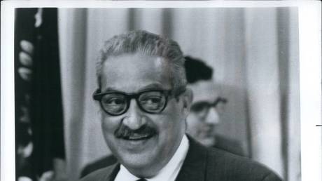 Сенатор забыл о первом чернокожем правосудии SCOTUS в речи в поддержку разнообразия — RT World News