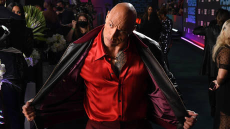 «Скала» делает разворот на поддержку Джо Рогана — RT World News