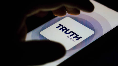 Трамп запускает социальную сеть — RT World News