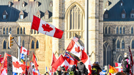 Трюдо говорит, что протест дальнобойщиков представляет угрозу «демократии» — RT World News