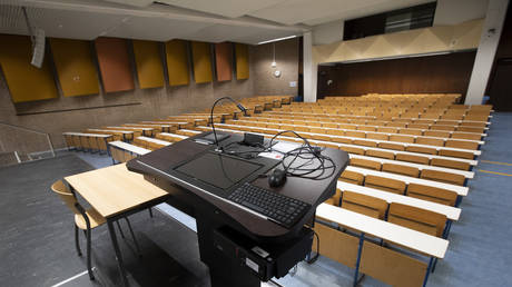 Университеты требуют, чтобы сотрудники раскрывали связи с еврейскими, израильскими группами – сообщает RT World News