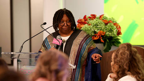 Ведущий The View выступил против декларации Холокоста — RT World News