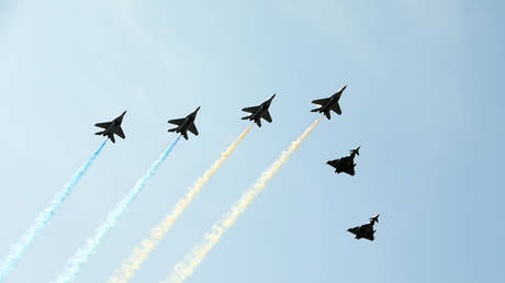 Германия раскрыла, будет ли она отправлять военные самолеты в Украину — RT World News