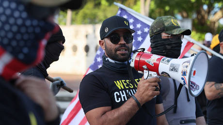 Лидеру Proud Boys предъявлены обвинения в беспорядках в Капитолии — RT World News