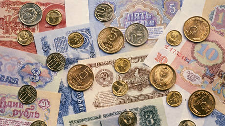 Министр отступил после «финансовой войны» с Россией — RT World News