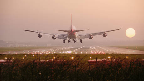 Великобритания криминализирует въезд российских самолетов — RT World News