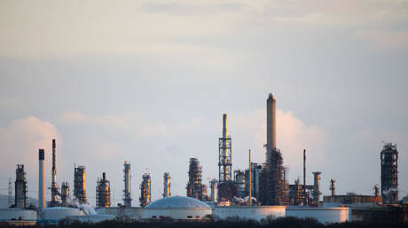 Великобритания прекратит импорт российской нефти — RT World News