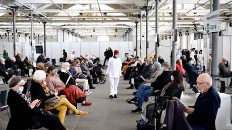 Государство ЕС прекращает вакцинацию от Covid — RT World News