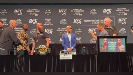 Яна и Стерлинга силой удержали от вбрасывания перед боем UFC 273 (ВИДЕО) — RT Sport News