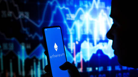 Криптоэксперта посадили в тюрьму за подрыв санкций США — RT World News