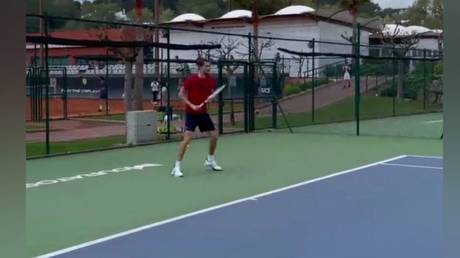 Медведев вернулся к тренировкам, поскольку российская звезда строит планы на возвращение (ВИДЕО) — RT Sport News