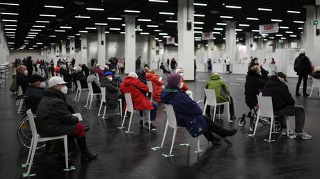 Мужчину подозревают в получении более 80 уколов Covid — СМИ — RT World News