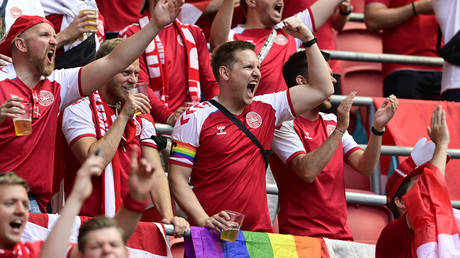 На ЧМ-2022 в Катаре могут конфисковать радужные флаги, предупреждает начальник службы безопасности (ВИДЕО) — RT Sport News
