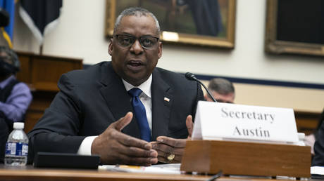 Пентагон заявил, что российские военные не возьмут трубку — RT World News