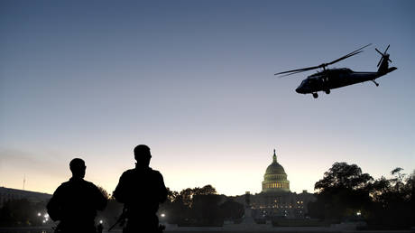 Поддельные агенты арестованы после того, как подкупом проникли в ближайшее окружение Байдена — RT World News