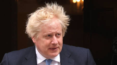 Премьер-министр Великобритании вплетает военную помощь Украине в извинения за свои проступки — RT World News