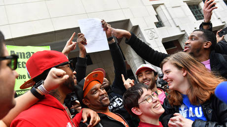 Рабочие Amazon создали первый профсоюз в США — RT World News