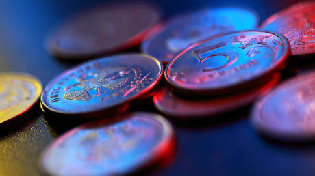 Рубль падает, так как центральный банк ослабляет контроль за движением капитала — RT Business News