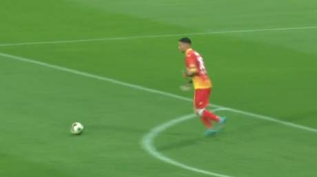 Вратарь забил потрясающий гол на своей половине поля (ВИДЕО) — RT Sport News