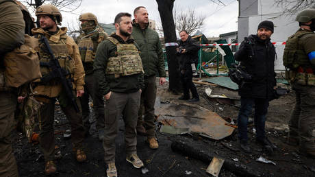 Зеленский посетил предполагаемое место массового убийства — RT Россия и бывший Советский Союз
