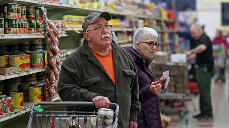 Американцы не верят в «путинское повышение цен» — RT World News