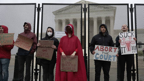 Белый дом прокомментировал протесты в Верховном суде — RT World News