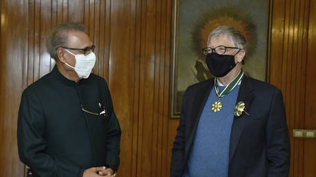 Билл Гейтс обсудил сотрудничество с командующим пакистанской армией — RT World News