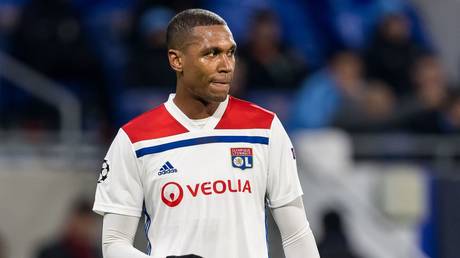 Футболист «уволен после того, как пукнул» — RT Sport News