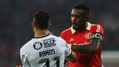 Футболиста арестовали за оскорбления на расовой почве во время матча (ВИДЕО) — RT Sport News