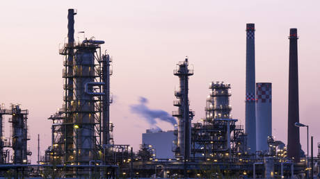 Германия установила крайний срок для отказа от российской нефти — сообщает RT World News